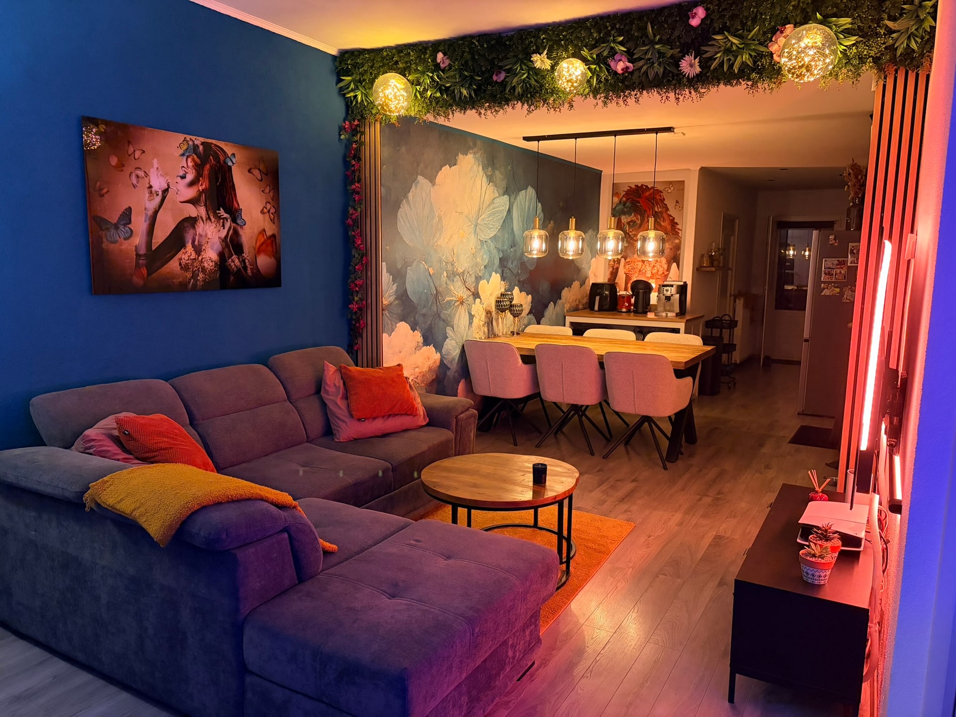 De huiskamer in de avond, met warme verlichting boven de houten latten