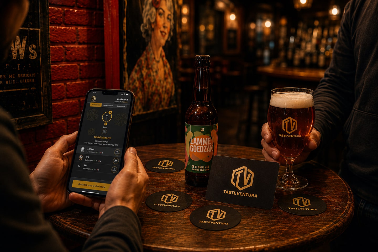 Twee mensen aan een cafétafel met de TasteVentura-app op een telefoon, een speciaalbier, viltjes en een glas met het TasteVentura-logo